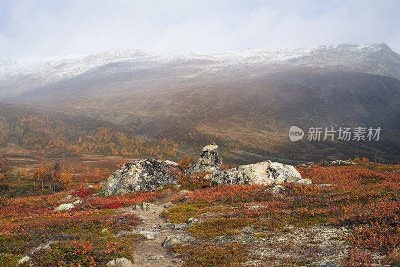 挪威Hemsedal Buskerud，秋天的山景与石堆和小径